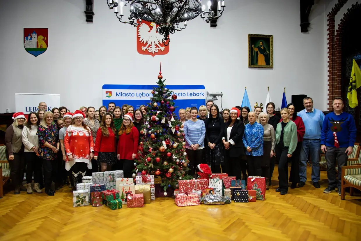 Urzędnicy i radni w roli świętego Mikołaja dla dzieci z domów dziecka